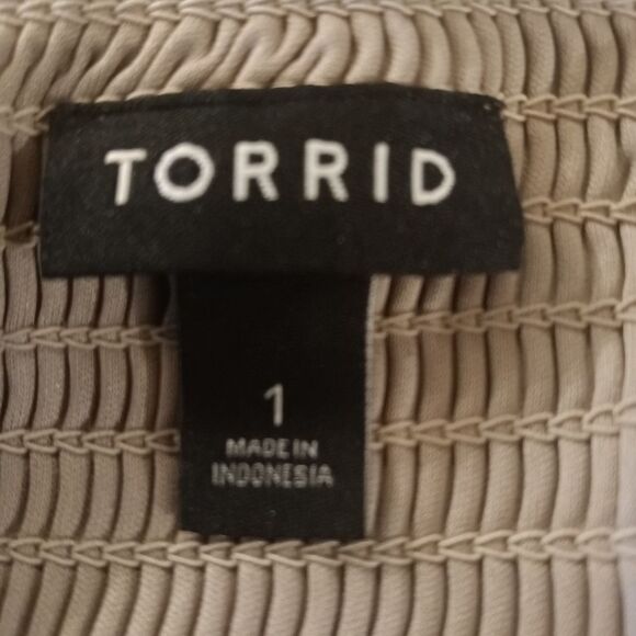 Torrid Grey Pink Floral Fit and Flare Smocked Back Cami Top Sz 1 - Picture 4 of 6